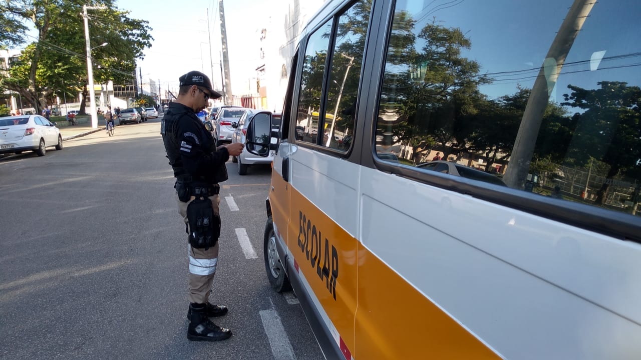 Operação Volta às Aulas: SMTT aborda mais de 50 veículos de transporte escolar - SMTT Aracaju